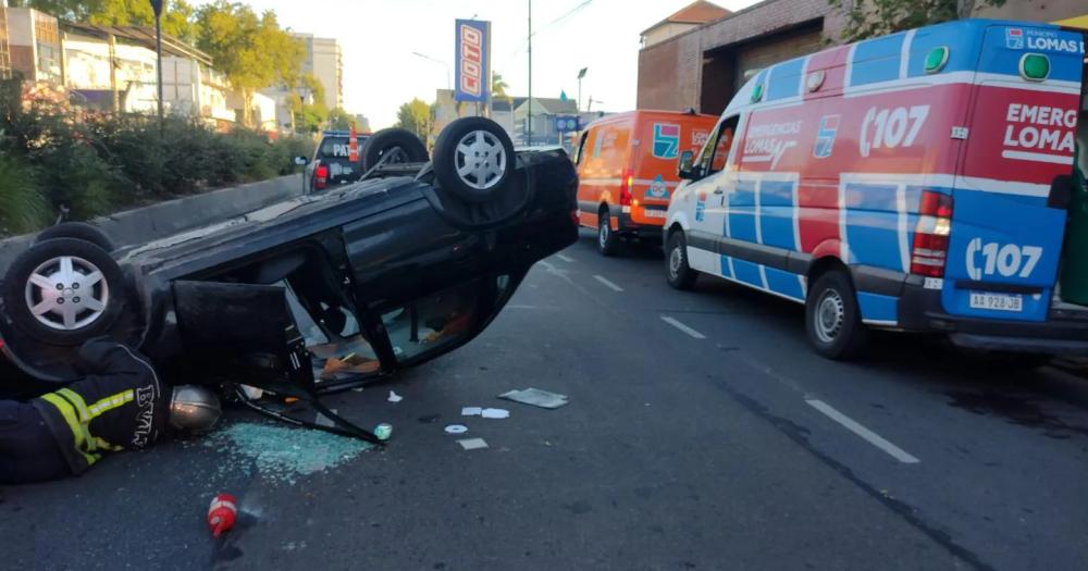 Choque y vuelco sobre la avenida Hipólito Yrigoyen