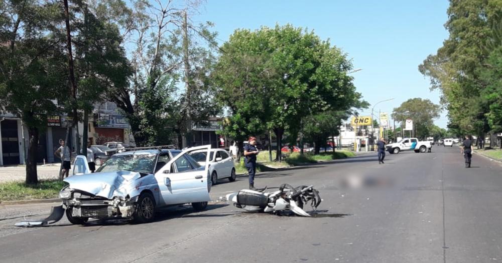 Un motociclista murió tras un impactante choque en San José Temperley