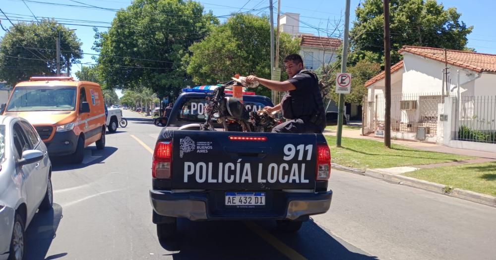 Una moto chocoacute con un auto y se prendioacute fuego en Banfield- dos heridos