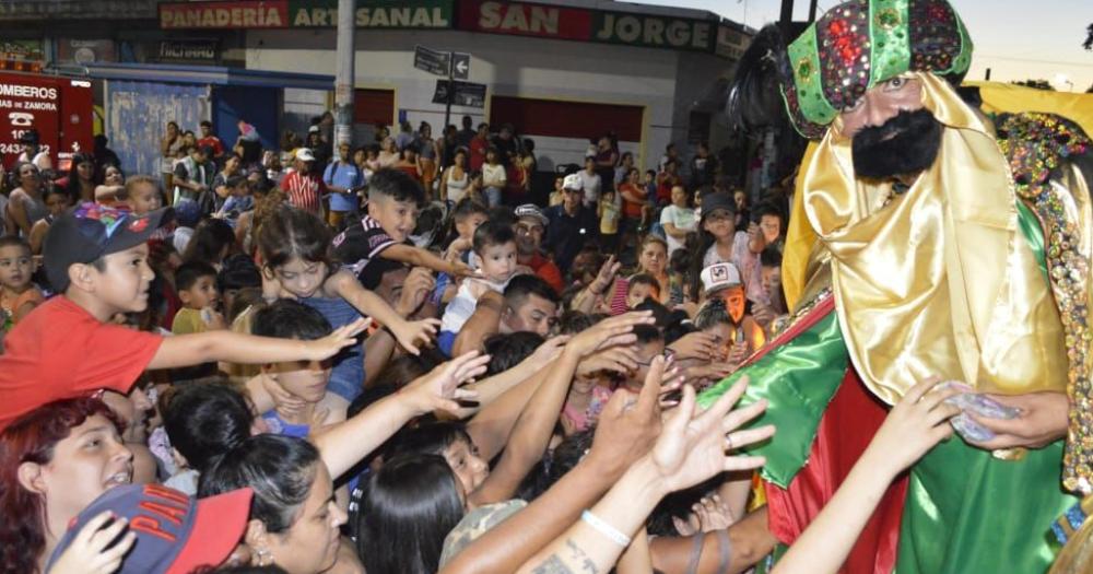 Miles de familias se acercaron al centro comercial de Fiorito para ver a los Reyes Magos