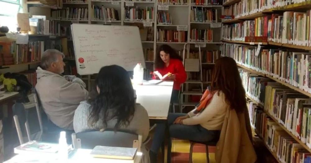 La docente Josefina Cabrera hace seis años que dicta distinto talleres en la biblioteca