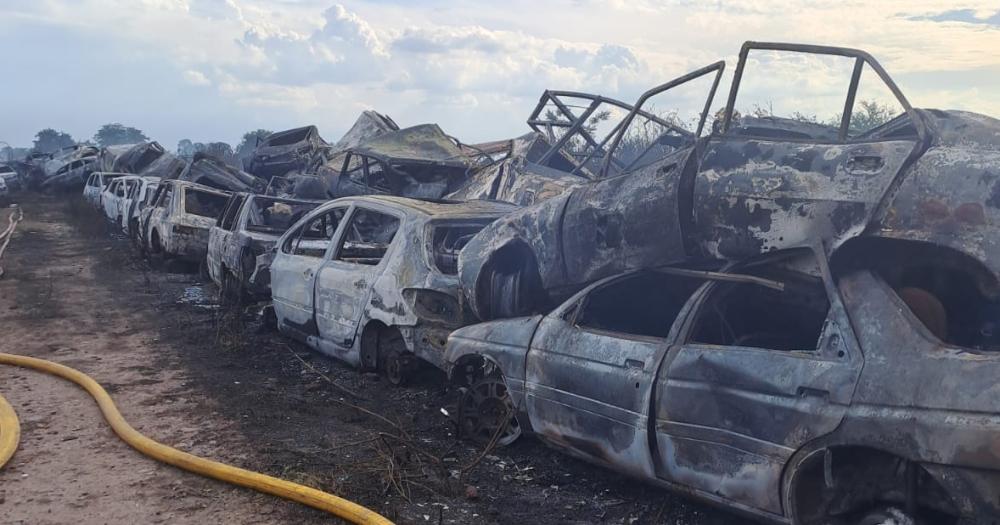 Alrededor de 50 autos fueron alcanzados por las llamas