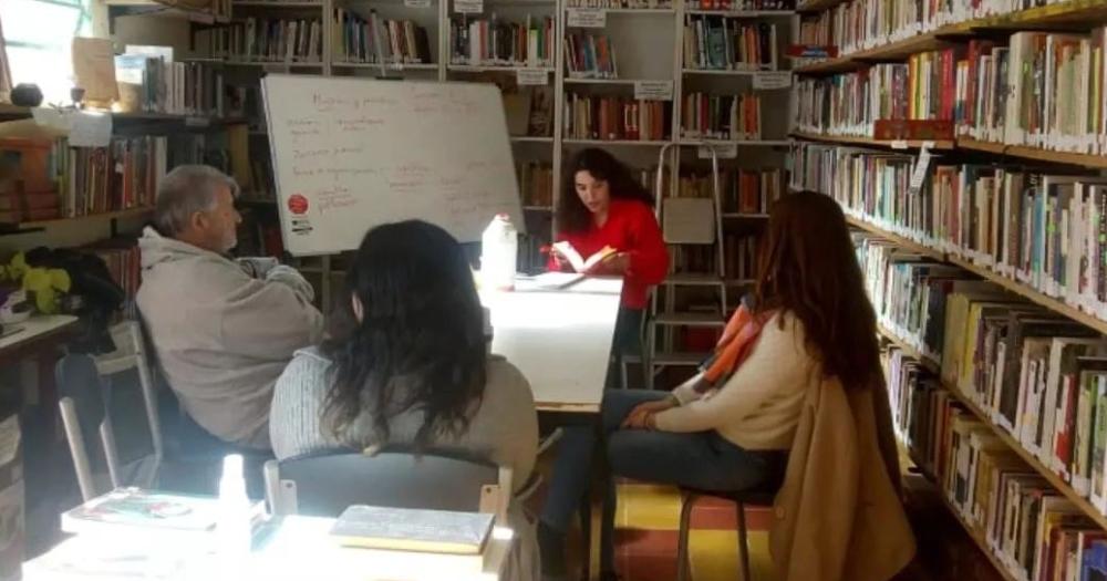La docente Josefina Cabrera hace seis años que dicta distinto talleres en la biblioteca