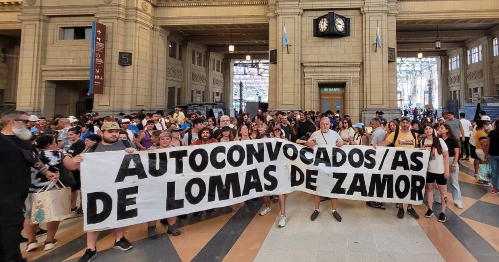 Vecinos de Lomas de Zamora repudiaron el DNU de Milei y la Ley Oacutemnibus