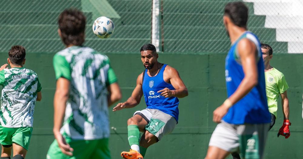 Maciel en el amistoso con Sarmiento