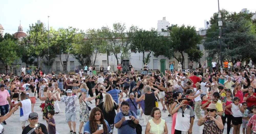 Festejo popular en la Plaza Grigera