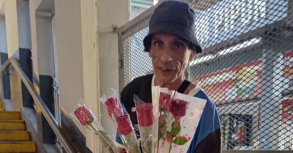 Alejandro vende rosas hace 50 años