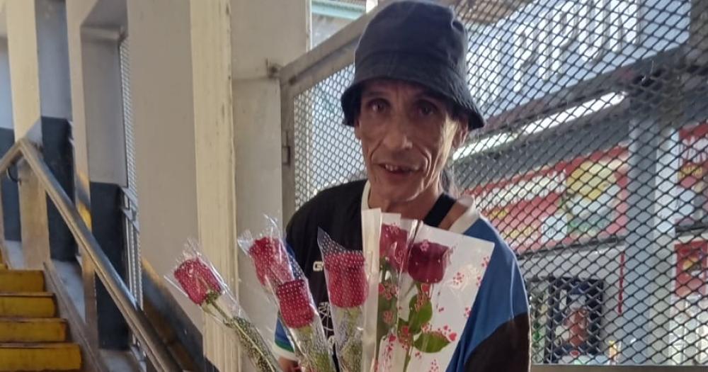 Alejandro vende rosas hace 50 años