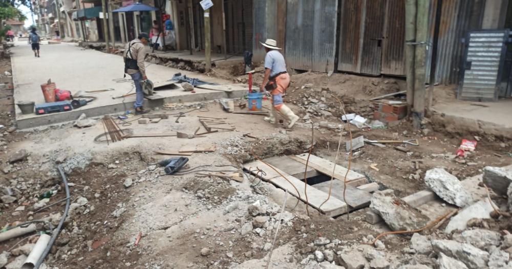 Continuacutean las obras de nuevos asfaltos y desaguumles en Lomas