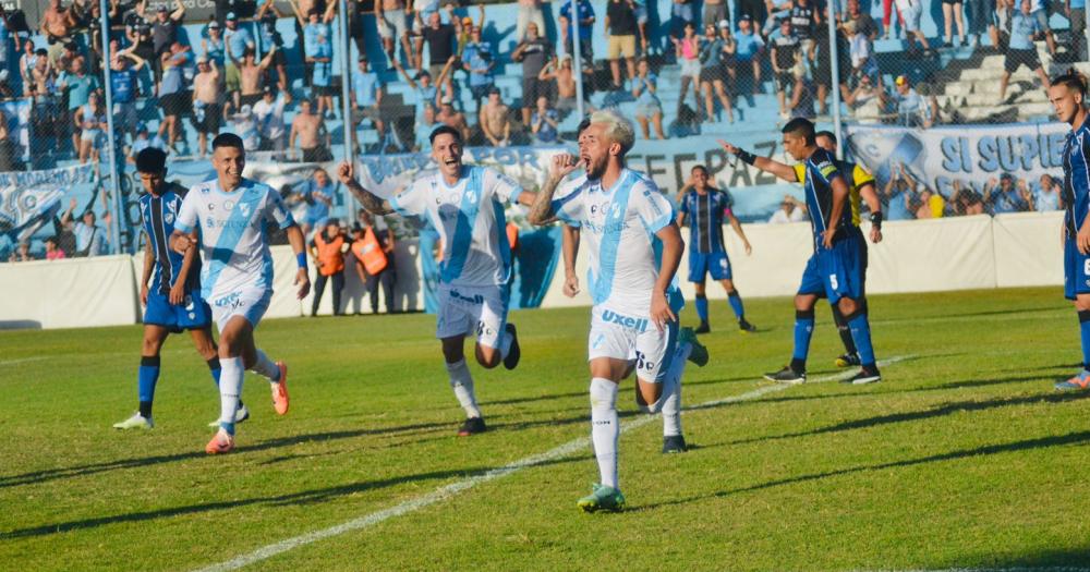 Brian Snchez que ingresó en el segundo tiempo anotó el tercer gol de Temperley