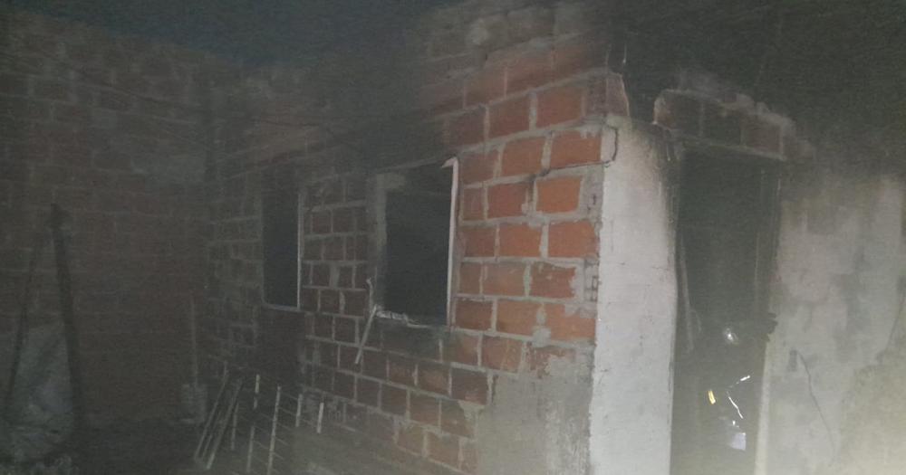 Se prendioacute fuego una casa en Budge- raacutepido accionar de los Bomberos de Lomas