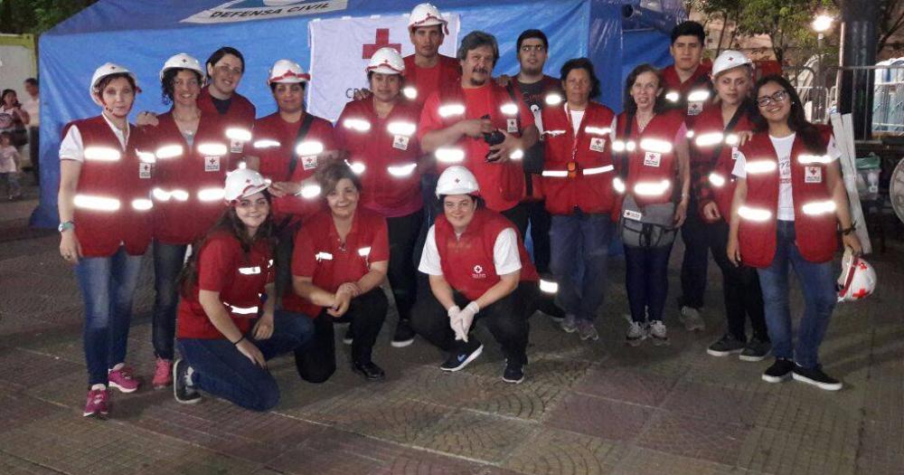 Los integrantes de la Cruz Roja esperan a los vecinos para donar útiles o para sumar voluntarios