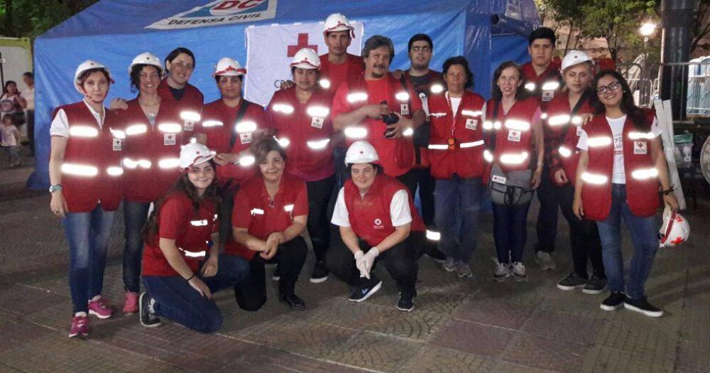 Los integrantes de la Cruz Roja esperan a los vecinos para donar útiles o para sumar voluntarios