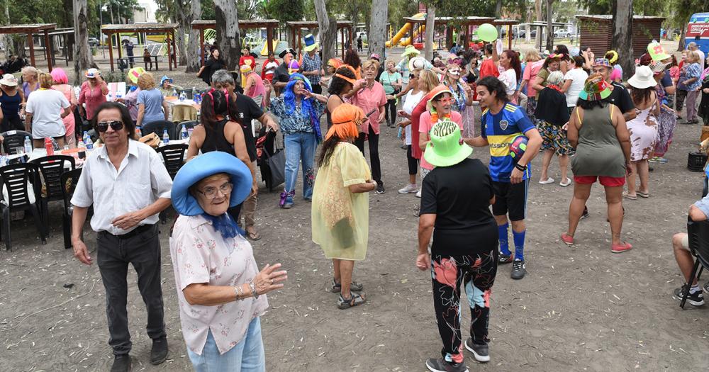 Con baile y espuma finalizoacute la Colonia para Adultos Mayores en Lomas