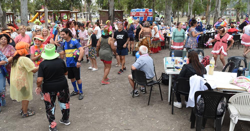 Con baile y espuma finalizoacute la Colonia para Adultos Mayores en Lomas