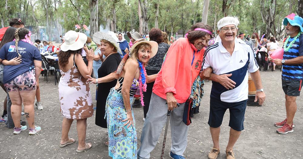 Con baile y espuma finalizoacute la Colonia para Adultos Mayores en Lomas