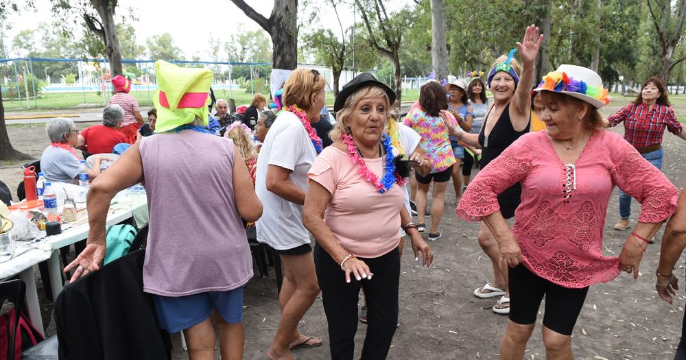 Con baile y espuma finalizoacute la Colonia para Adultos Mayores en Lomas