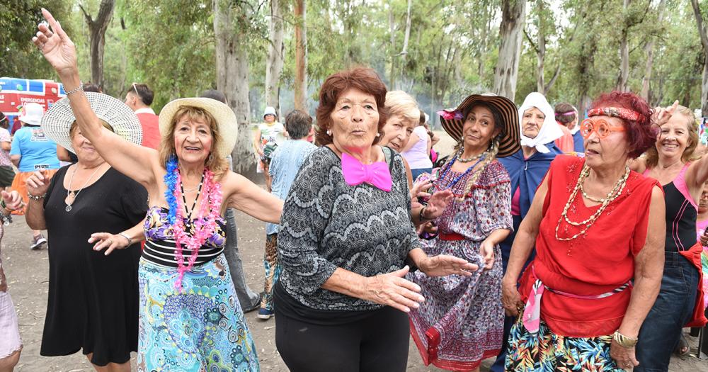Con baile y espuma finalizoacute la Colonia para Adultos Mayores en Lomas