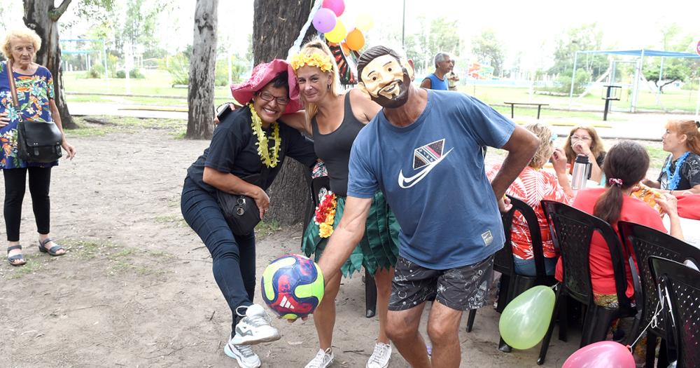 Con baile y espuma finalizoacute la Colonia para Adultos Mayores en Lomas