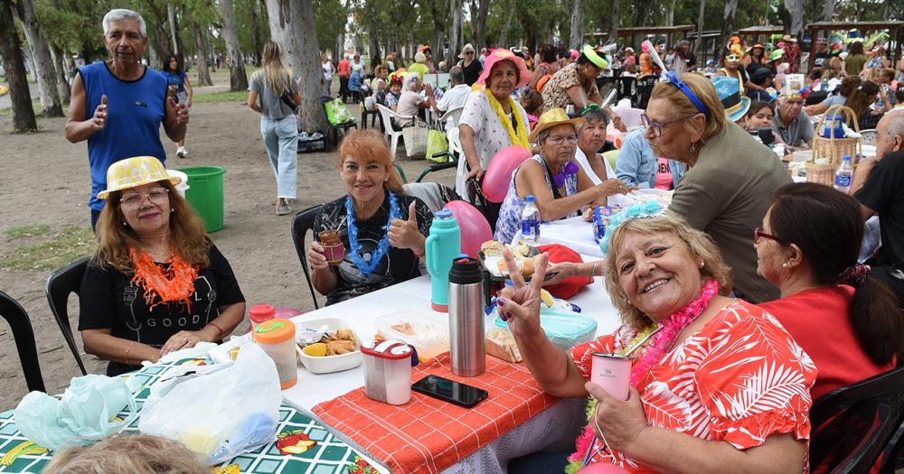 Con baile y espuma finalizoacute la Colonia para Adultos Mayores en Lomas