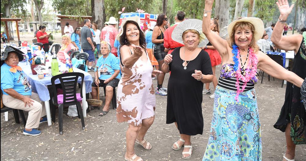 Con baile y espuma finalizoacute la Colonia para Adultos Mayores en Lomas