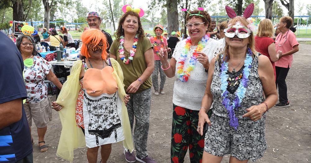 Con baile y espuma finalizoacute la Colonia para Adultos Mayores en Lomas