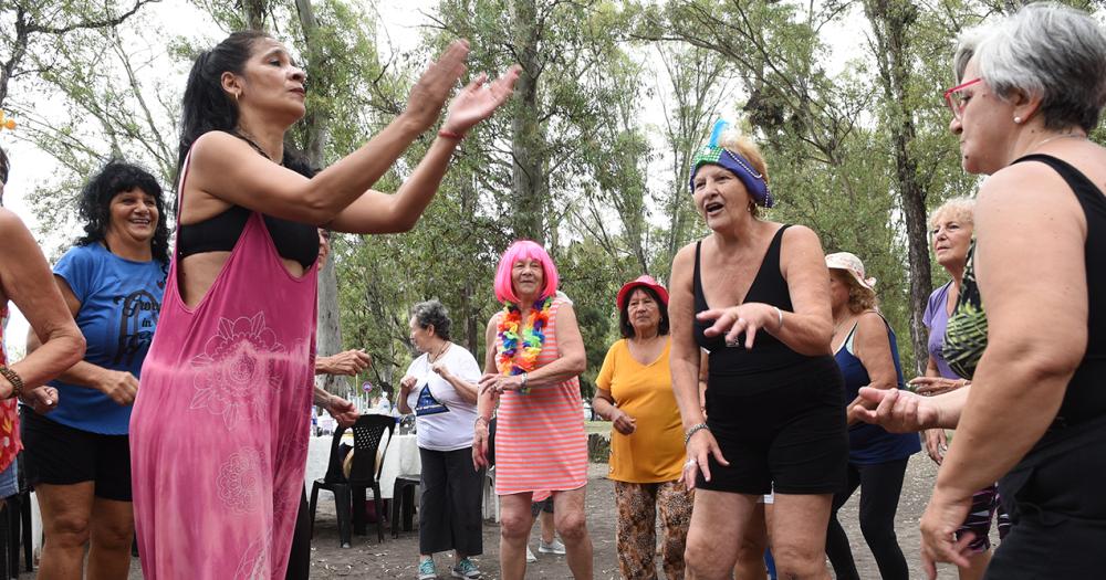 Con baile y espuma finalizoacute la Colonia para Adultos Mayores en Lomas