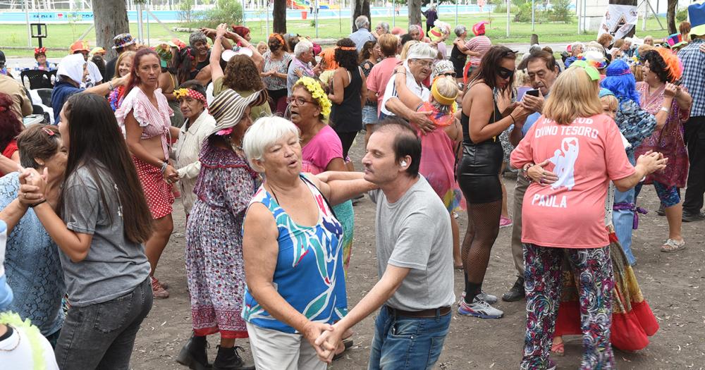 Con baile y espuma finalizoacute la Colonia para Adultos Mayores en Lomas
