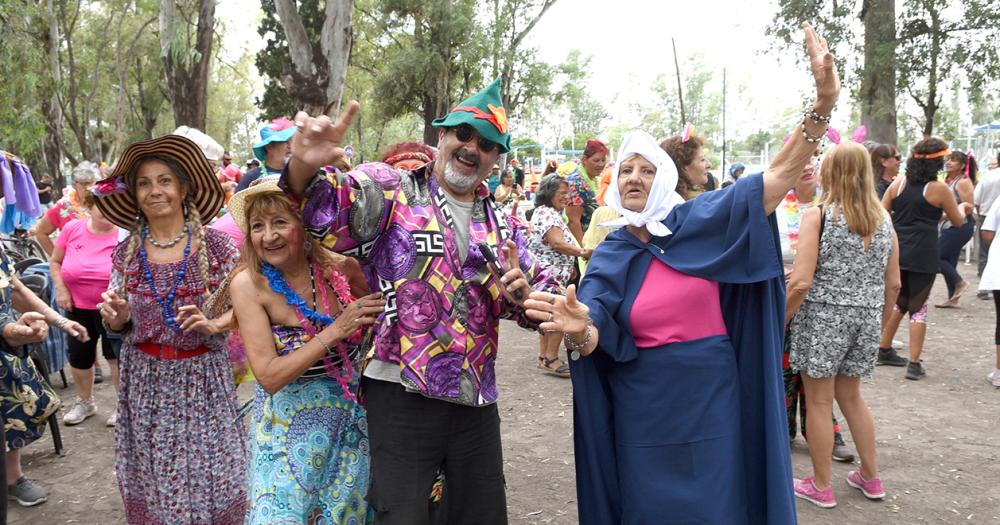 Con baile y espuma finalizoacute la Colonia para Adultos Mayores en Lomas