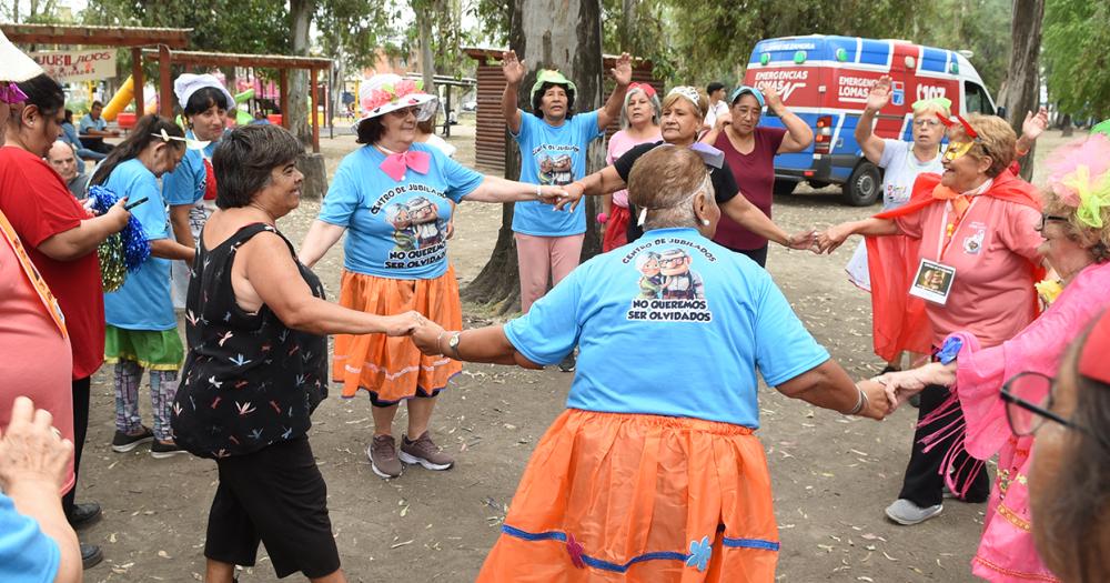 Con baile y espuma finalizoacute la Colonia para Adultos Mayores en Lomas