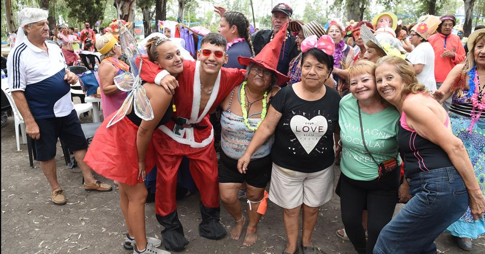 Con baile y espuma finalizoacute la Colonia para Adultos Mayores en Lomas