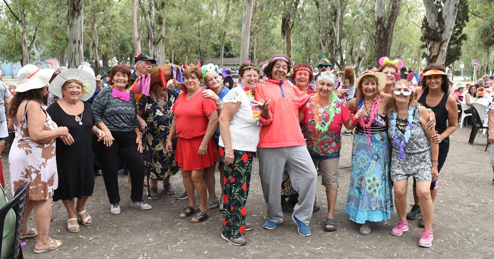 Con baile y espuma finalizoacute la Colonia para Adultos Mayores en Lomas