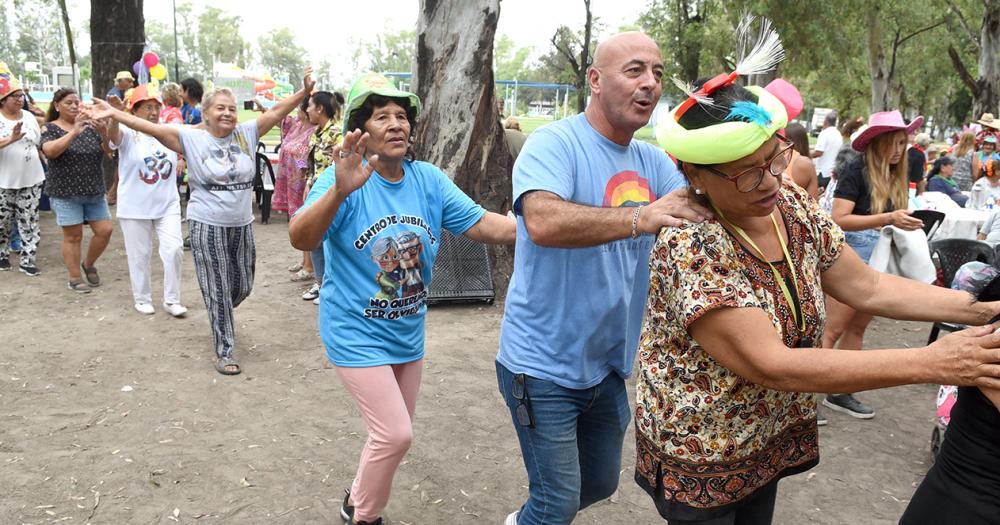 Con baile y espuma finalizoacute la Colonia para Adultos Mayores en Lomas