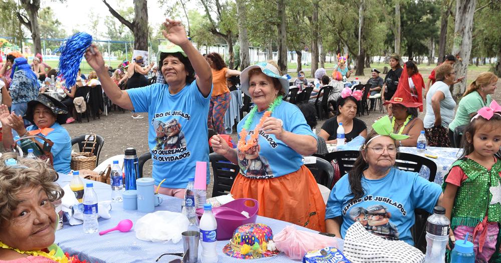 Con baile y espuma finalizoacute la Colonia para Adultos Mayores en Lomas