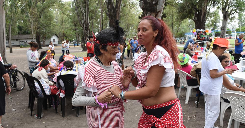 Con baile y espuma finalizoacute la Colonia para Adultos Mayores en Lomas