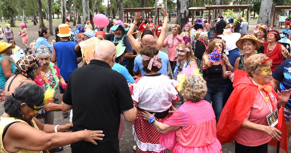 Con baile y espuma finalizoacute la Colonia para Adultos Mayores en Lomas