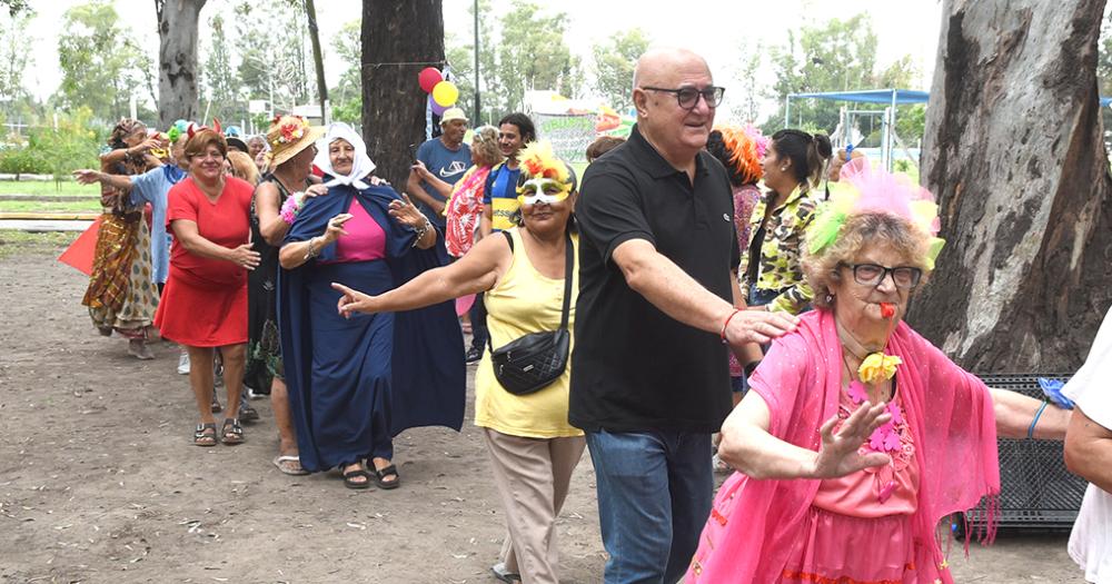 Con baile y espuma finalizoacute la Colonia para Adultos Mayores en Lomas