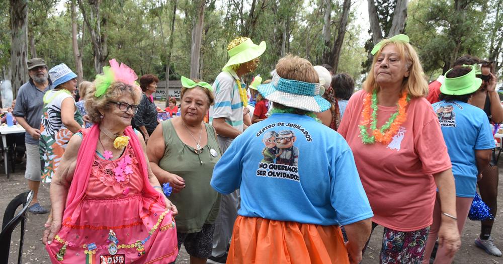 Con baile y espuma finalizoacute la Colonia para Adultos Mayores en Lomas