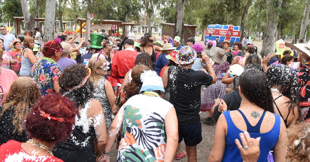 Con baile y espuma finalizoacute la Colonia para Adultos Mayores en Lomas