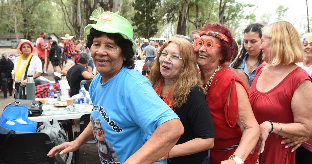 Con baile y espuma finalizoacute la Colonia para Adultos Mayores en Lomas