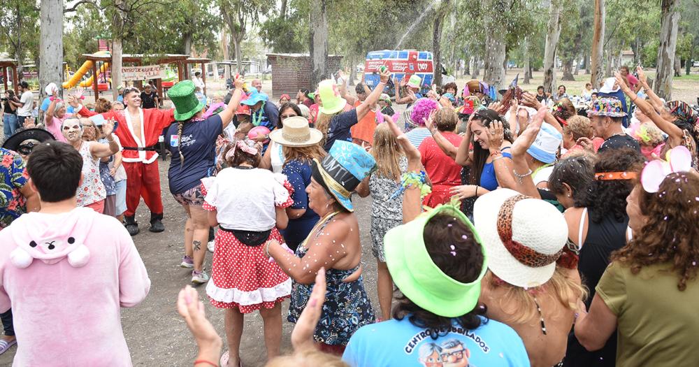 Con baile y espuma finalizoacute la Colonia para Adultos Mayores en Lomas