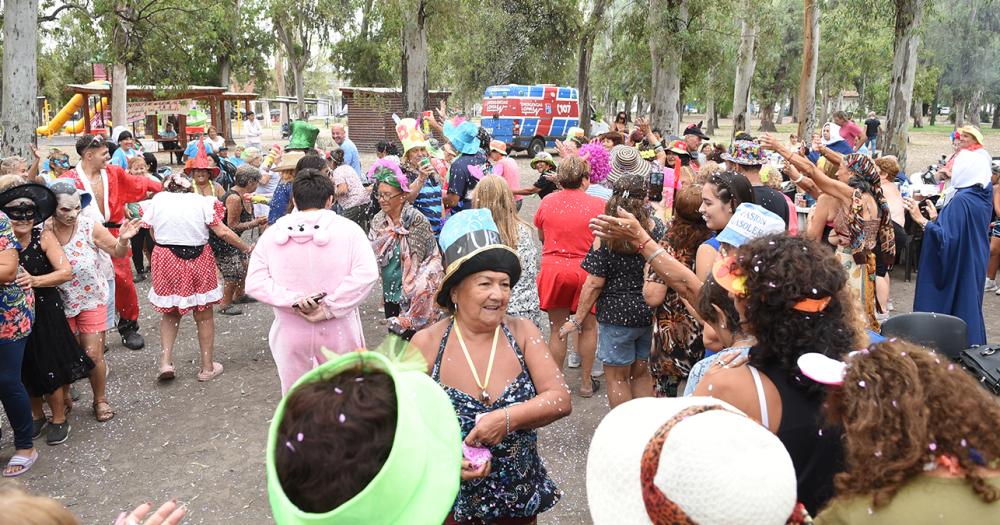 Con baile y espuma finalizoacute la Colonia para Adultos Mayores en Lomas