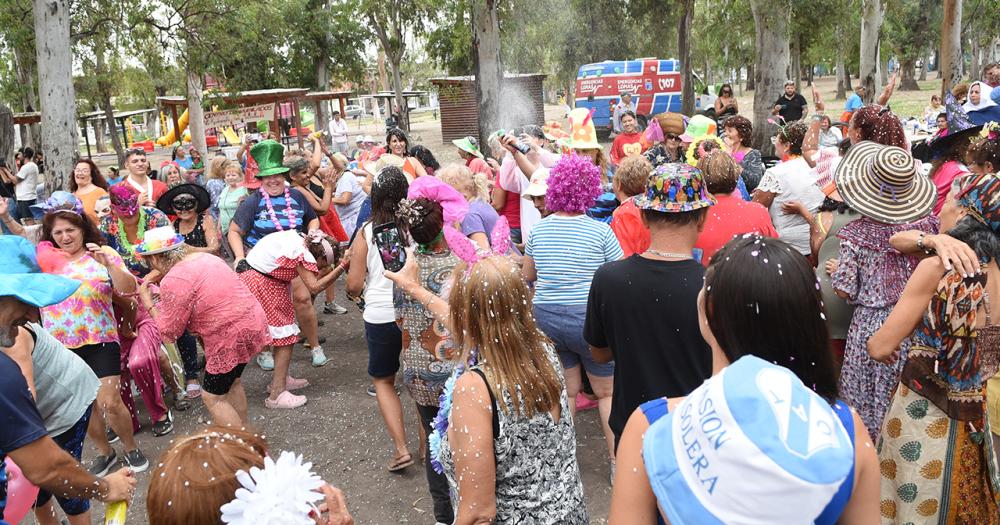 Con baile y espuma finalizoacute la Colonia para Adultos Mayores en Lomas