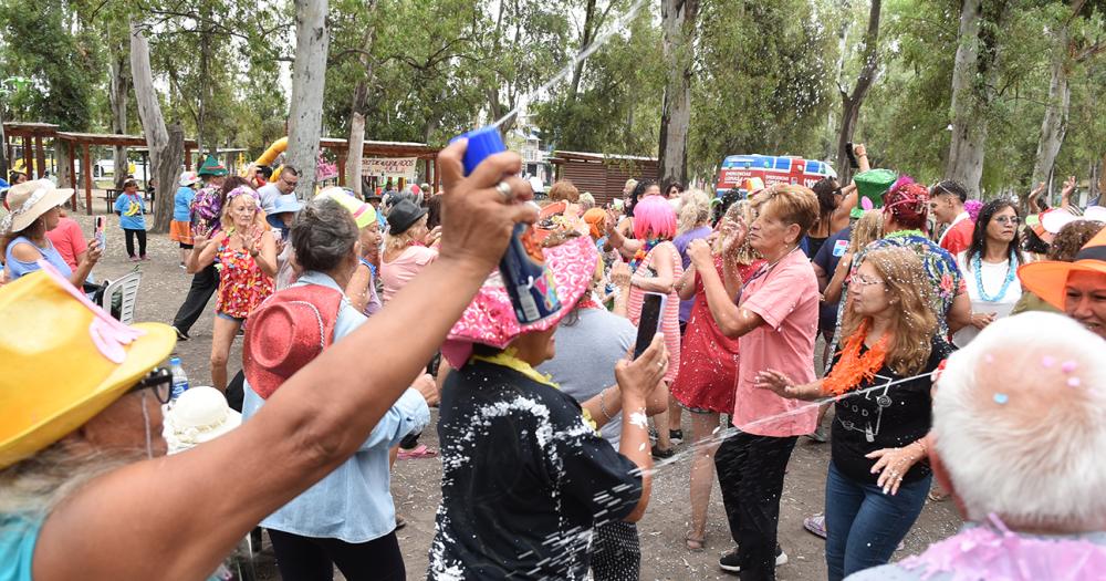 Con baile y espuma finalizoacute la Colonia para Adultos Mayores en Lomas