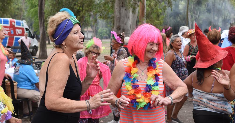 Con baile y espuma finalizoacute la Colonia para Adultos Mayores en Lomas