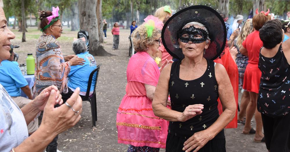Con baile y espuma finalizoacute la Colonia para Adultos Mayores en Lomas