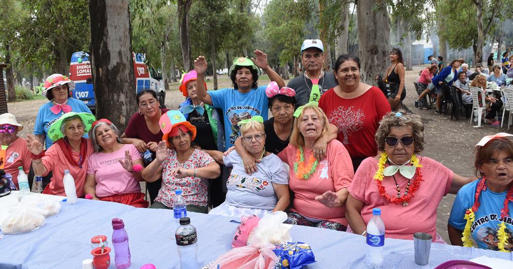 Con baile y espuma finalizoacute la Colonia para Adultos Mayores en Lomas