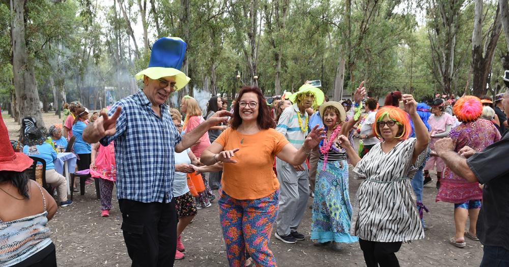 Con baile y espuma finalizoacute la Colonia para Adultos Mayores en Lomas