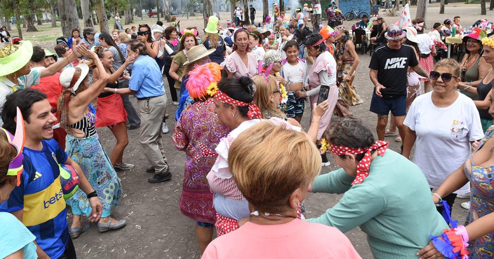 Con baile y espuma finalizoacute la Colonia para Adultos Mayores en Lomas