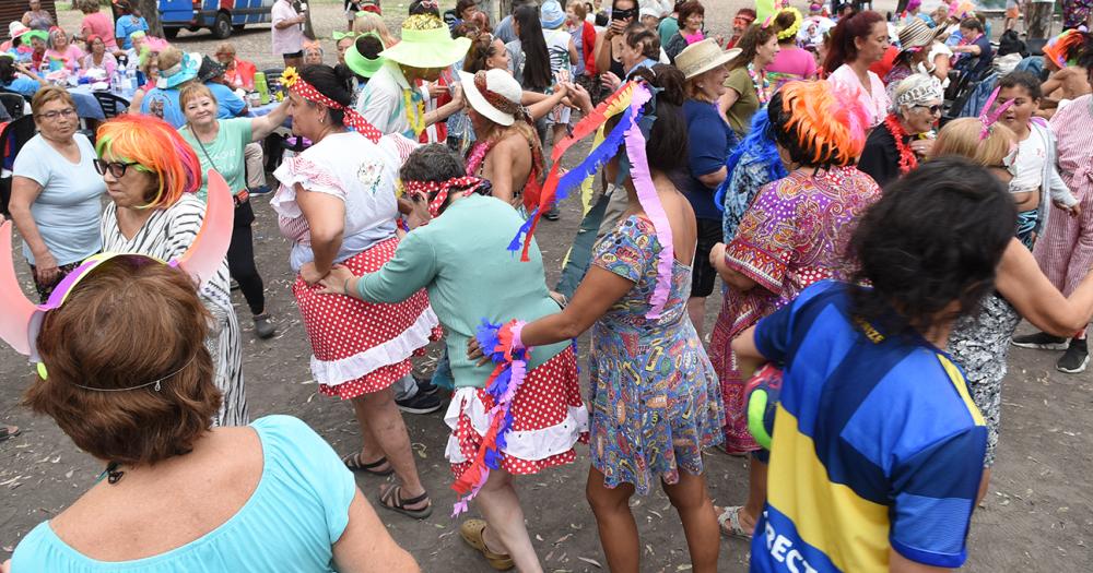 Con baile y espuma finalizoacute la Colonia para Adultos Mayores en Lomas